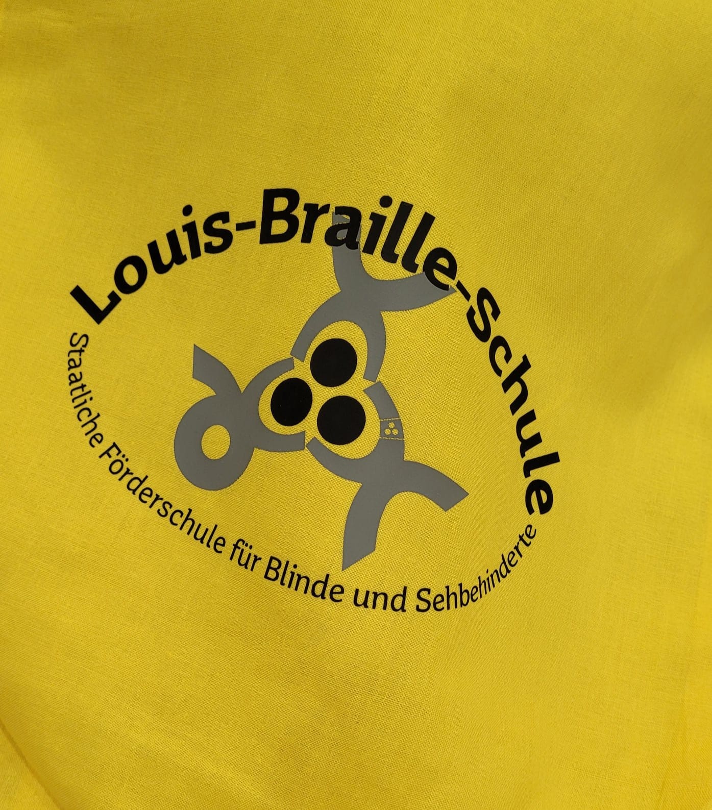 Turnbeutel%20gelb%20mit%20Schullogo%20Nahaufnahme